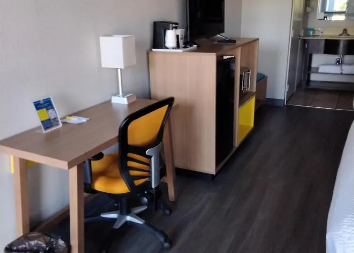 Days Inn & Suites By Wyndham Albuquerque North