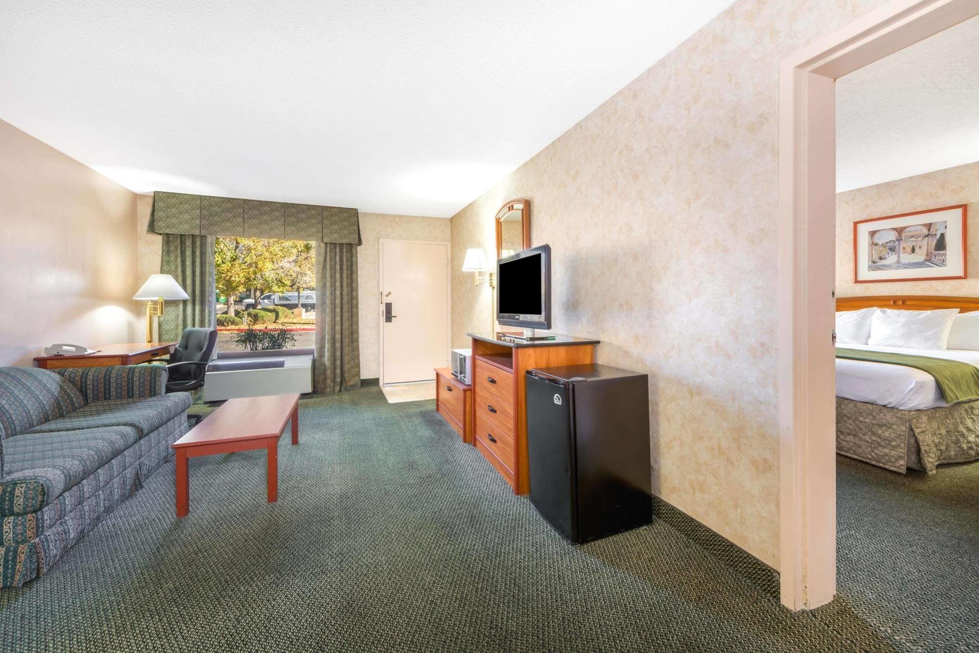 Days & By Wyndham North Hotel