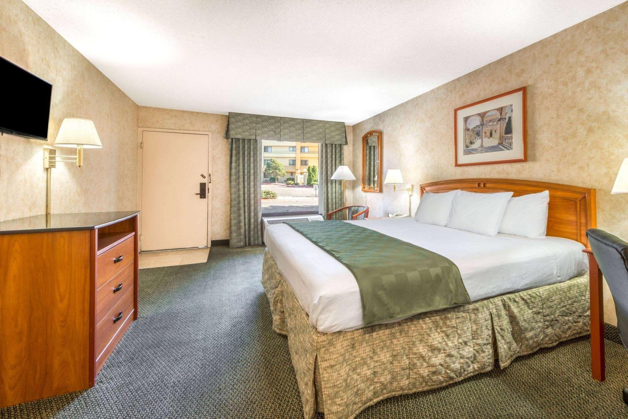 Days & By Wyndham North Albuquerque